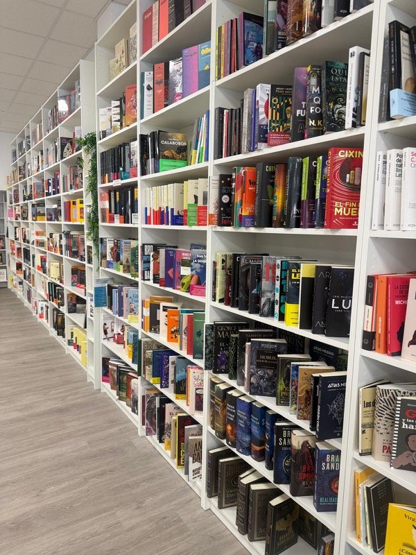 Estantería de la librería Promesas de Papel